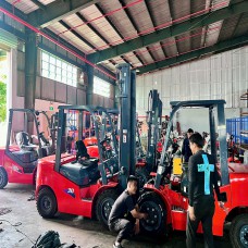 Kiểm tra xe nâng dầu trước khi giao hàng cho khách