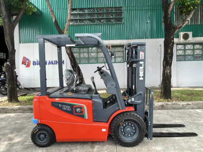 Bàn giao xe nâng điện lithium 2.5 tấn cho khách hàng lớn